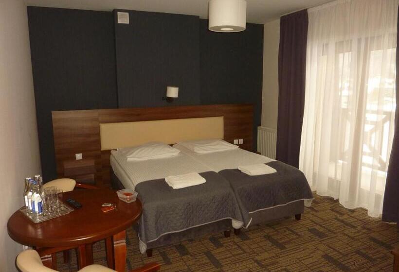 חדר לארבעה סטנדרטי עם מרפסת, Centrum Promocji Leśnictwa W Mucznem