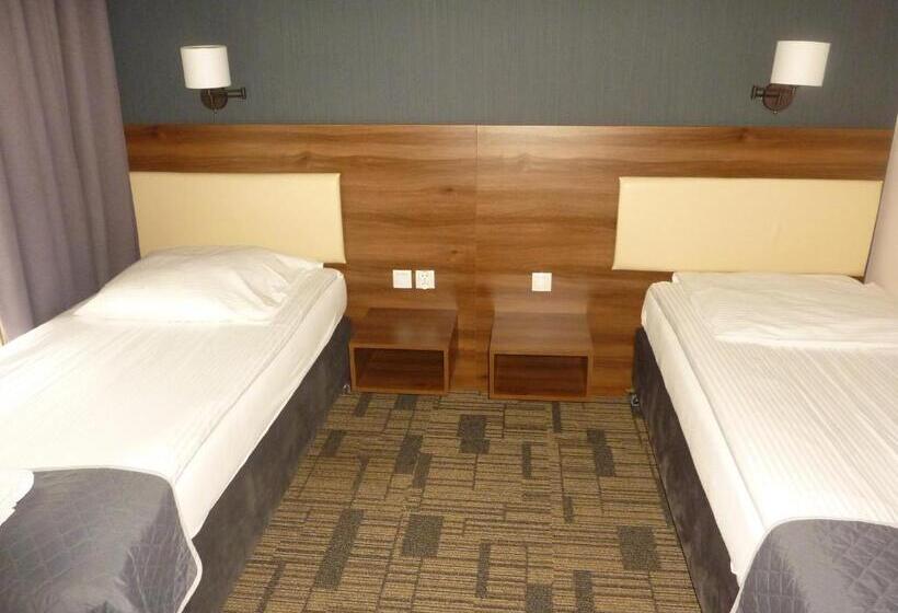 חדר לארבעה סטנדרטי עם מרפסת, Centrum Promocji Leśnictwa W Mucznem