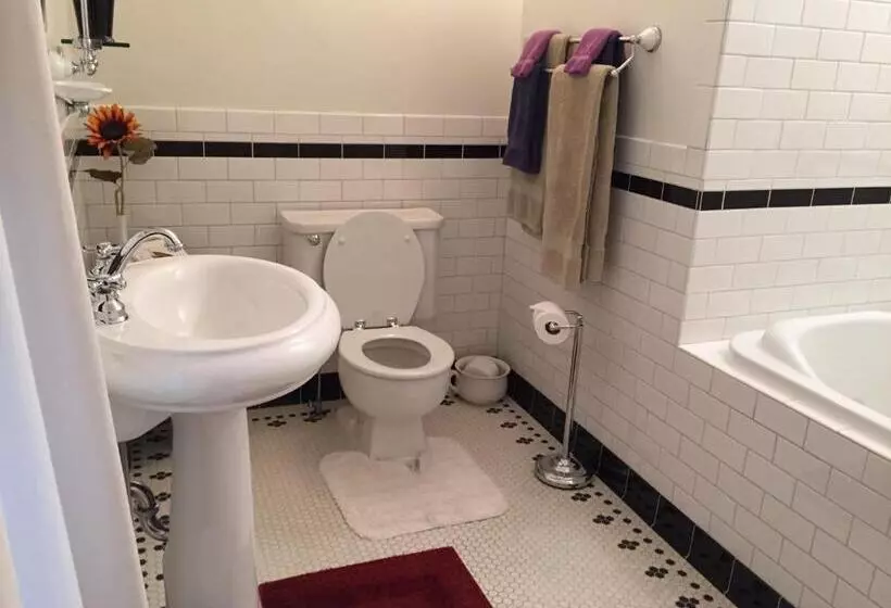 キングサイズベッドのスタンダードルーム, Alaska's Capital Inn Bed And Breakfast