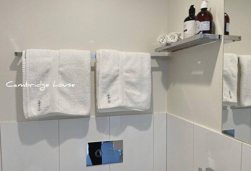 غرفة قياسية, Cambridge House