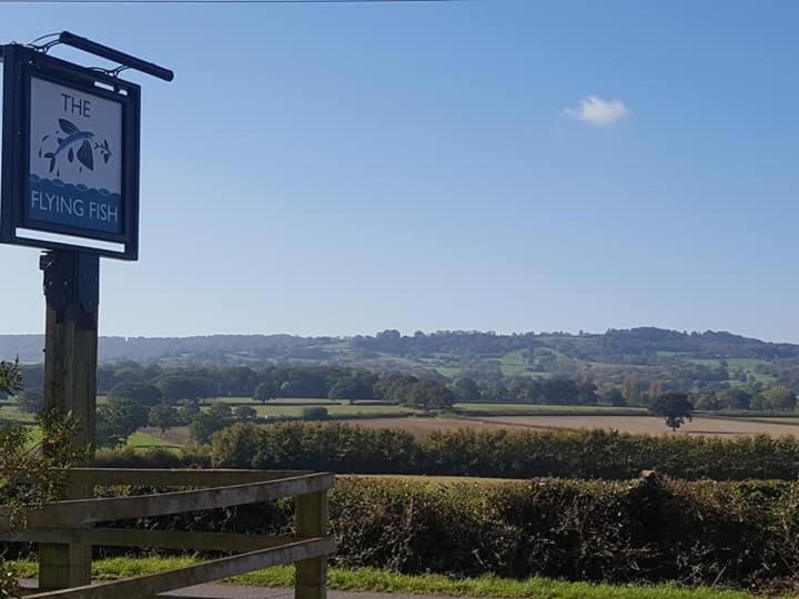 غرفة قياسية, The Flying Fish Stables