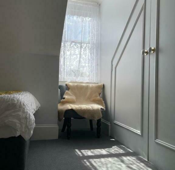 غرفة قياسية, Cambridge House