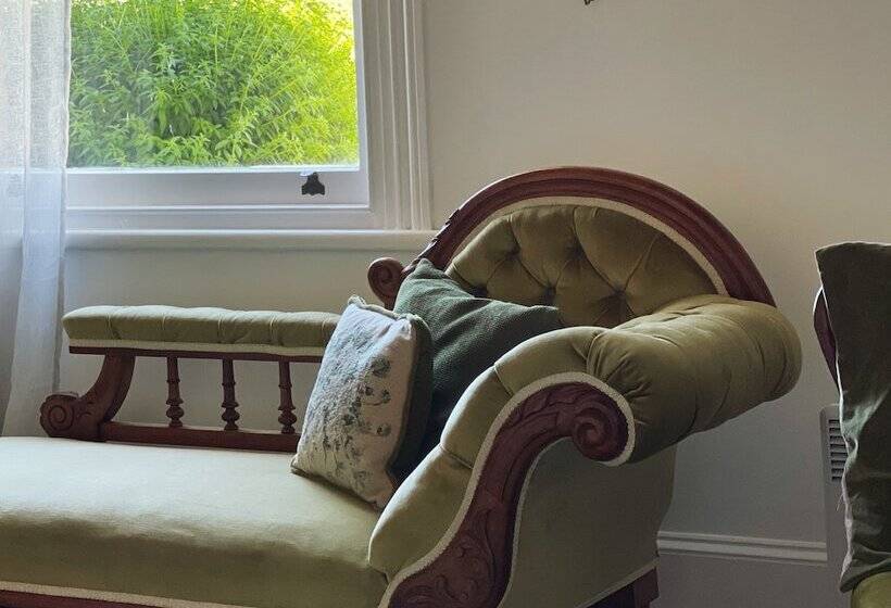 غرفة قياسية, Cambridge House