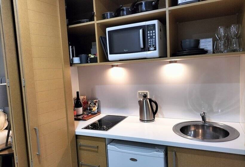 استودیوی استاندارد, De Russie Boutique