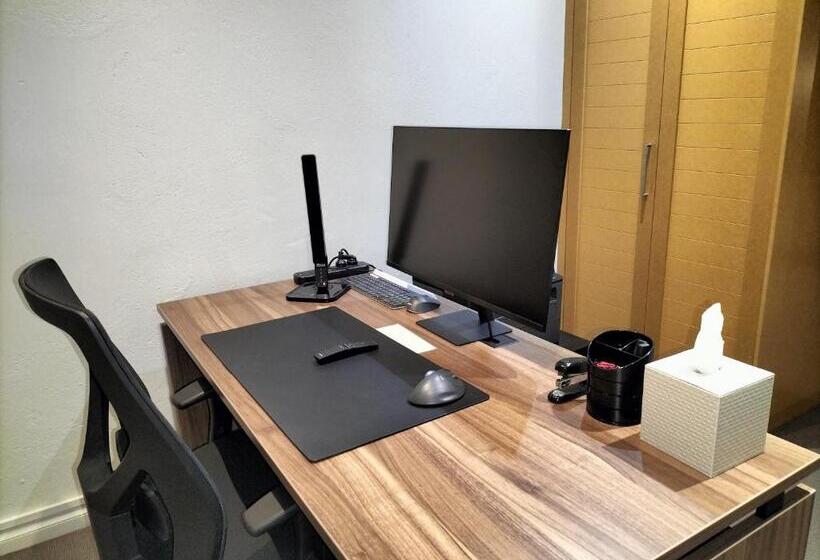 سوییت جونیور لوکس, De Russie Boutique