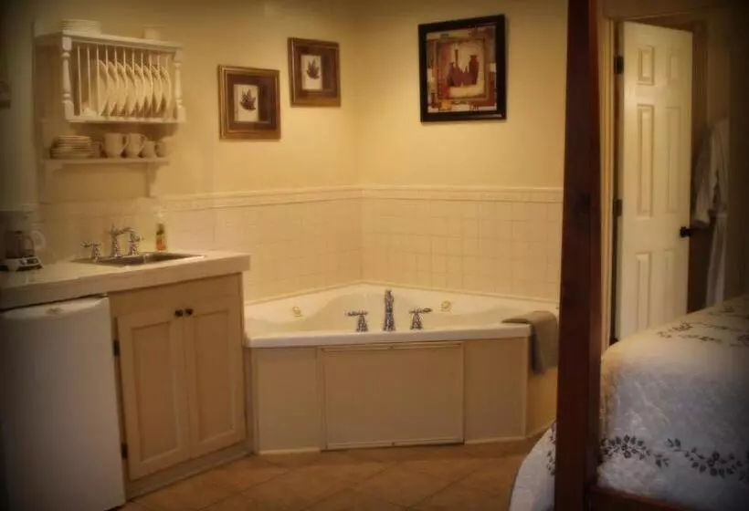 バスタブ付きスタンダードルーム, Hidden Springs Bed And Breakfast