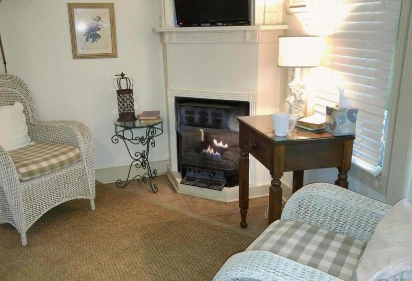 اتاق استاندارد با وان آب گرم, Hidden Springs Bed And Breakfast