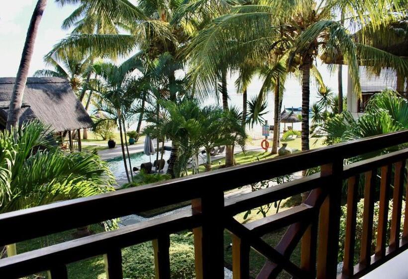 Полулюкс Вид на Сад, Constance Sakoa Boutik