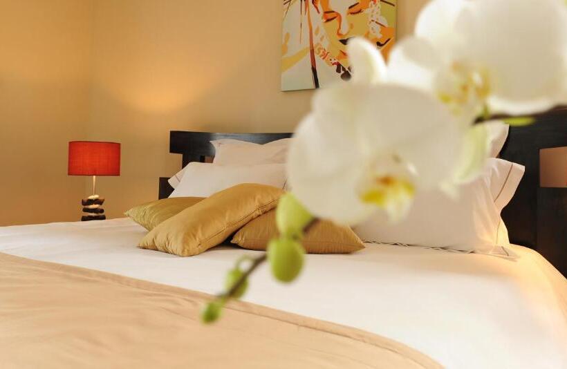 Полулюкс Вид на Сад, Constance Sakoa Boutik