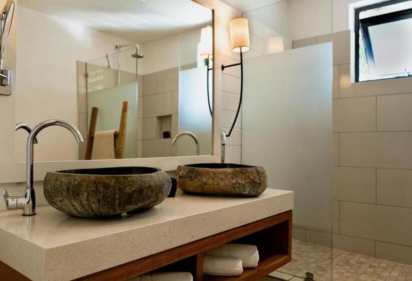 Полулюкс Вид на Море, Constance Sakoa Boutik