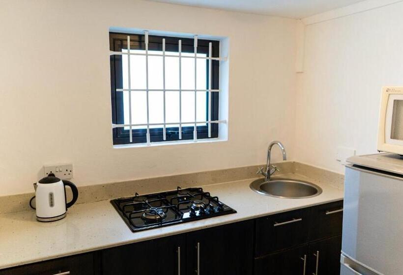 Люкс Повышенной Комфортности, Constance Sakoa Boutik