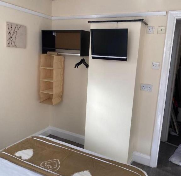 חדר סטנדרט עם מרפסת, Clarendon Lodge   Accommodation Only