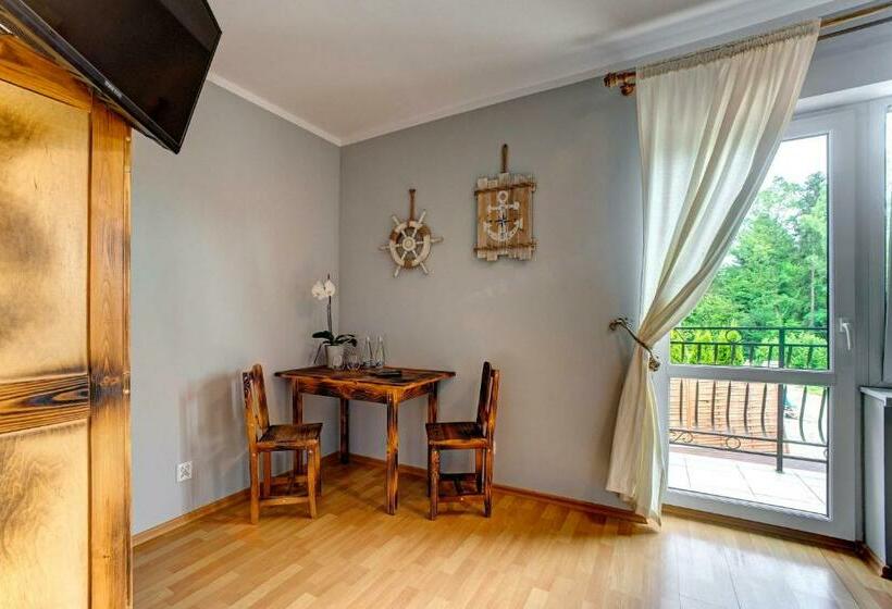 带阳台的三人标准间, Noclegi Reda