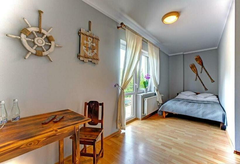 带阳台的三人标准间, Noclegi Reda