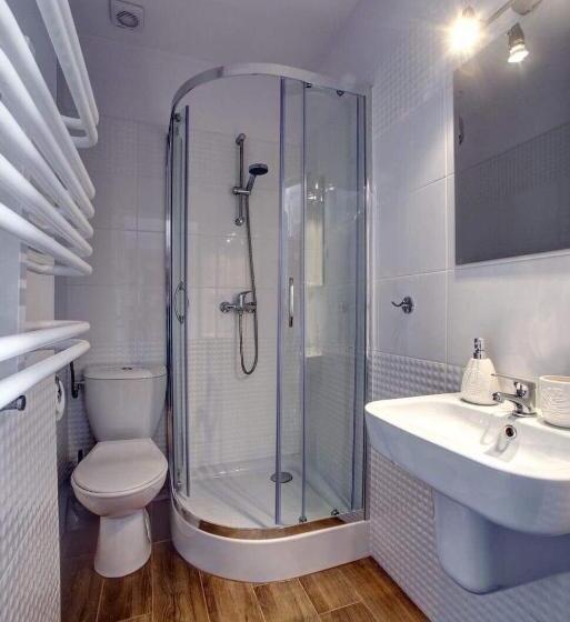 带阳台的三人标准间, Noclegi Reda