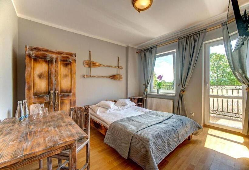 带阳台标准四人间, Noclegi Reda