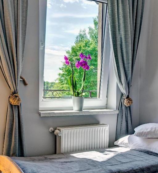 带阳台标准四人间, Noclegi Reda