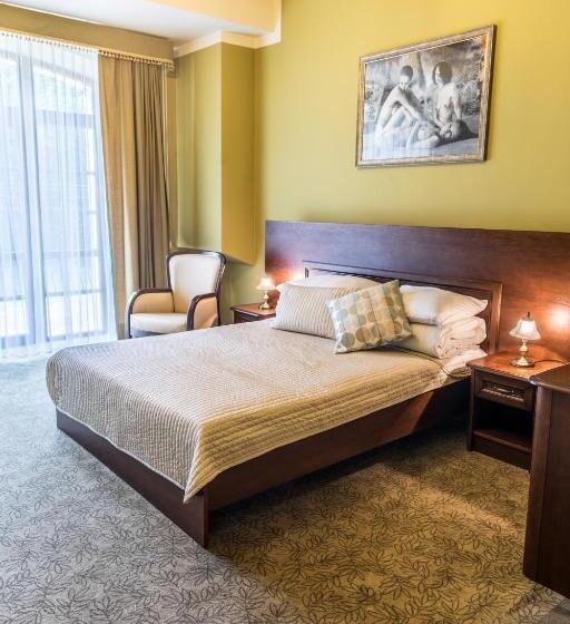 דירת חדר נוף לגינה, Dworek Korytków