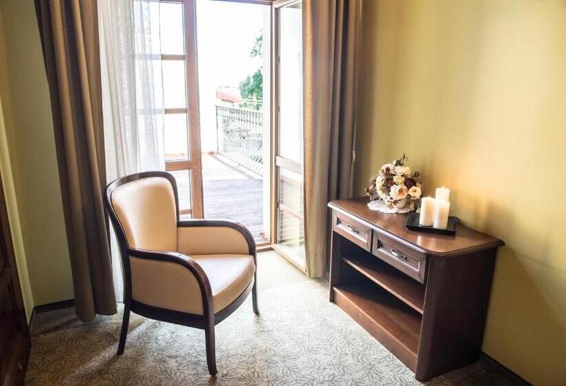 דירת חדר נוף לגינה, Dworek Korytków