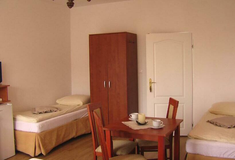 Четырехместный Номер Стандарт с Балконом, Letnia Willa Jacuzzi & Sauna