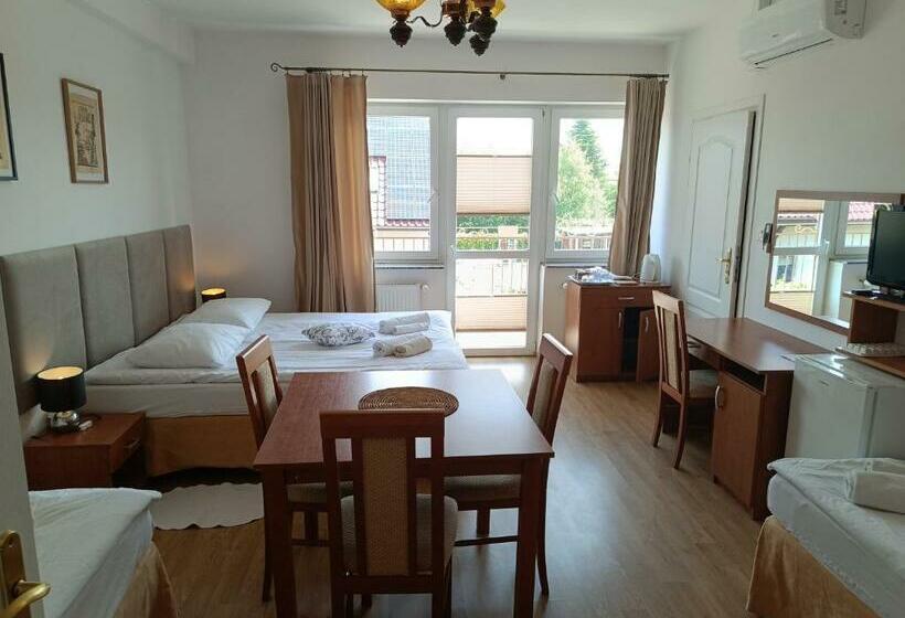 Четырехместный Номер Стандарт с Балконом, Letnia Willa Jacuzzi & Sauna