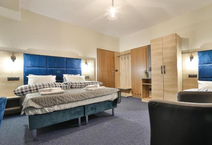 اتاق استاندارد سه تخته با چشمانداز, Narciarski Dworek