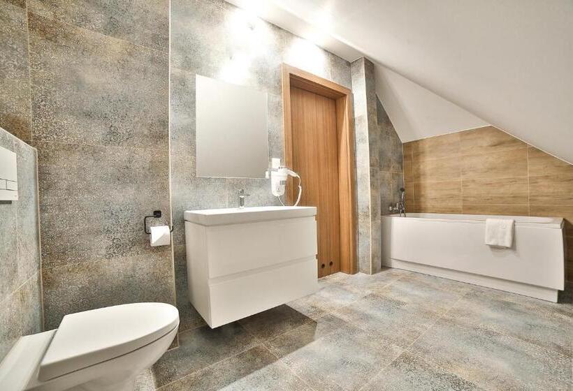 اتاق استاندارد سه نفره, Narciarski Dworek