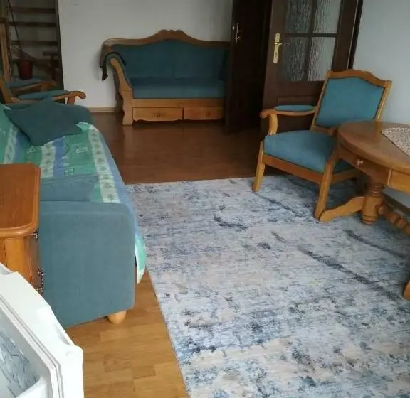 Perhehuone, Vita Augustów
