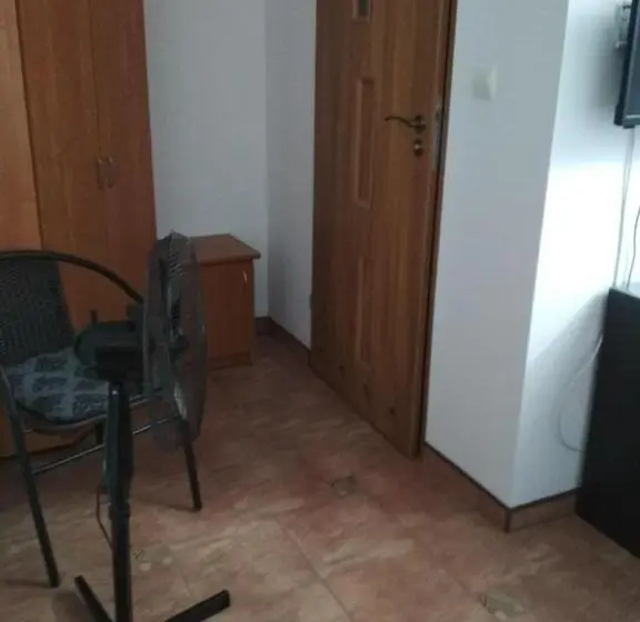 Standard Yhden Hengen Huone, Vita Augustów