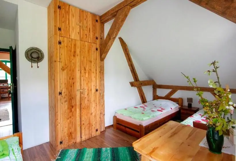 Standard Kolmen Hengen Huone, Gajówka