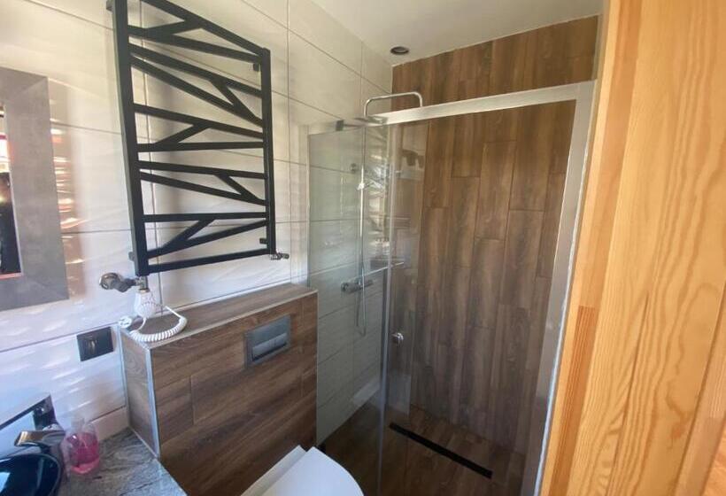 בקתת חדר, Nad Jeziorem