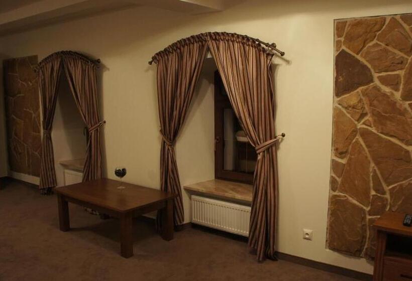 غرفة قياسية ثلاثية, Stary Młyn