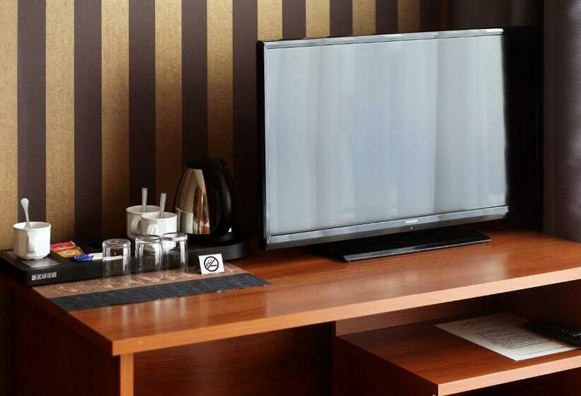 חדר סטנדרט לשלושה, Amadeus