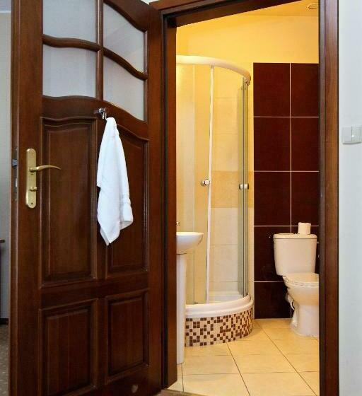 חדר סטנדרט לשלושה, Amadeus