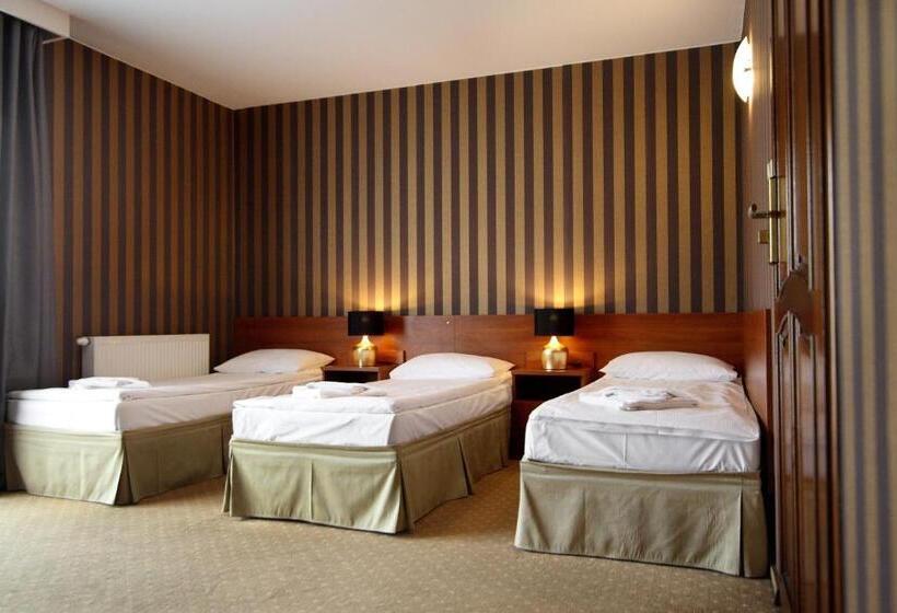 חדר סטנדרט לשלושה, Amadeus