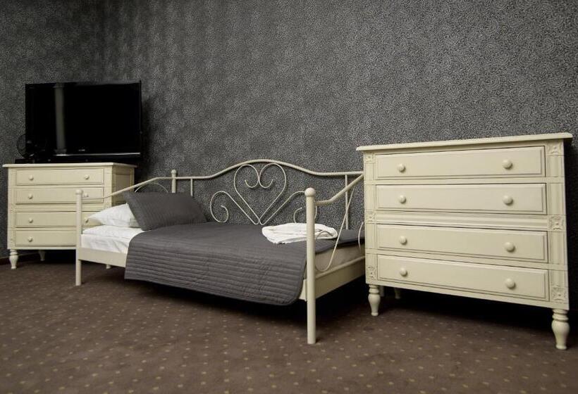 חדר סטנדרט לשלושה, Amadeus