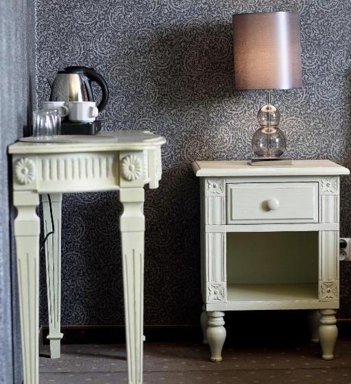 חדר סטנדרט לשלושה, Amadeus