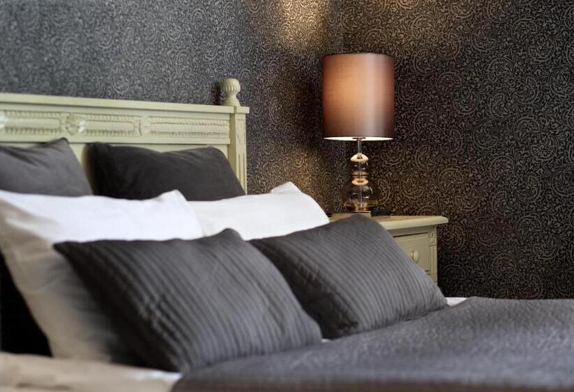 חדר סטנדרט לשלושה, Amadeus