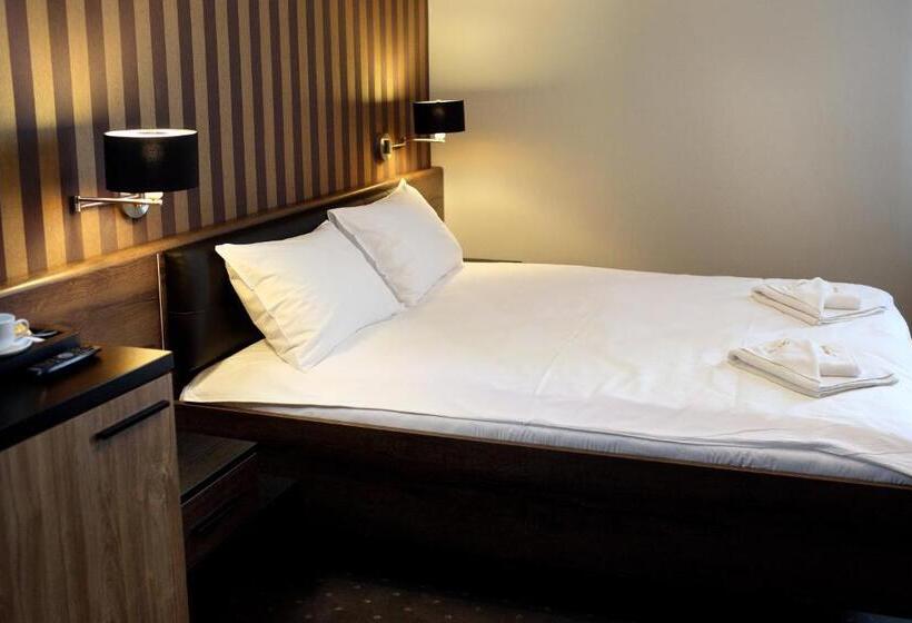 חדר דלוקס לשלושה, Amadeus