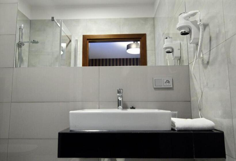 חדר דלוקס לשלושה, Amadeus