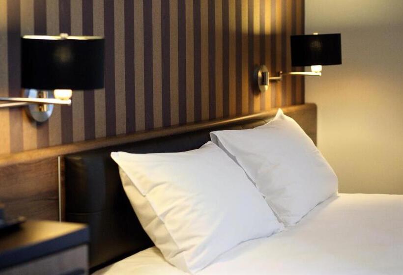 חדר דלוקס לשלושה, Amadeus