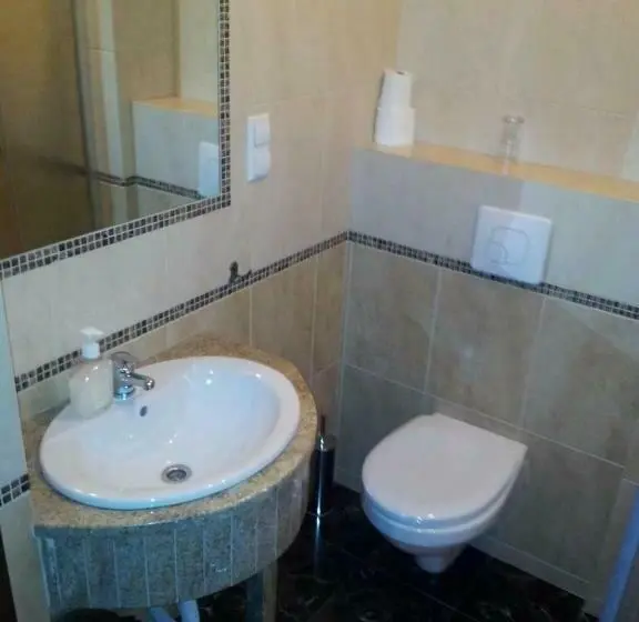 Standard Yhden Hengen Huone, Adria
