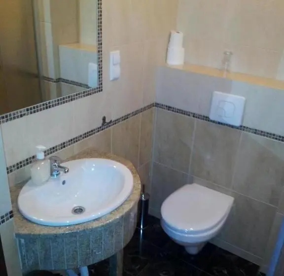 Standard Kolmen Hengen Huone, Adria