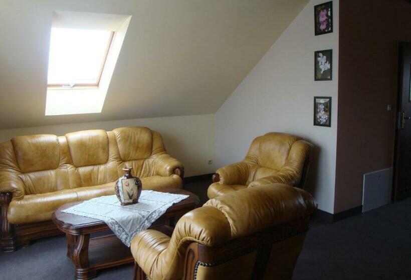 غرفة عائلية مطلّة علي الجبل, Willa Czarownica