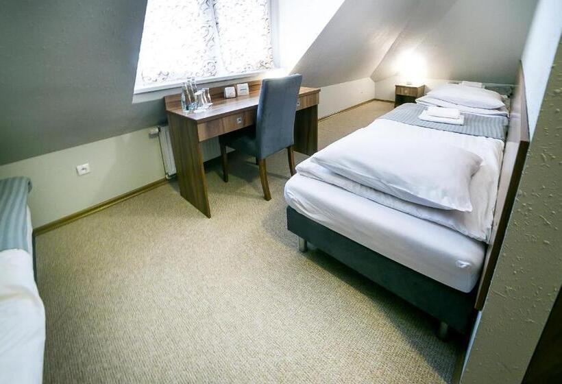 اتاق استاندارد سه تخته با چشمانداز باغ, Gościniec Lizawka