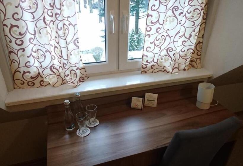 اتاق استاندارد سه تخته با چشمانداز باغ, Gościniec Lizawka