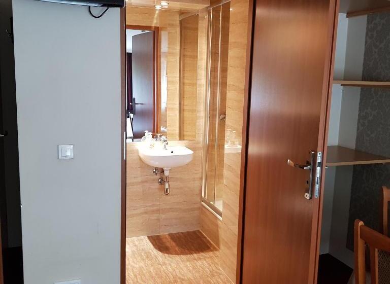 חדר סטנדרט לשלושה, Kamionki