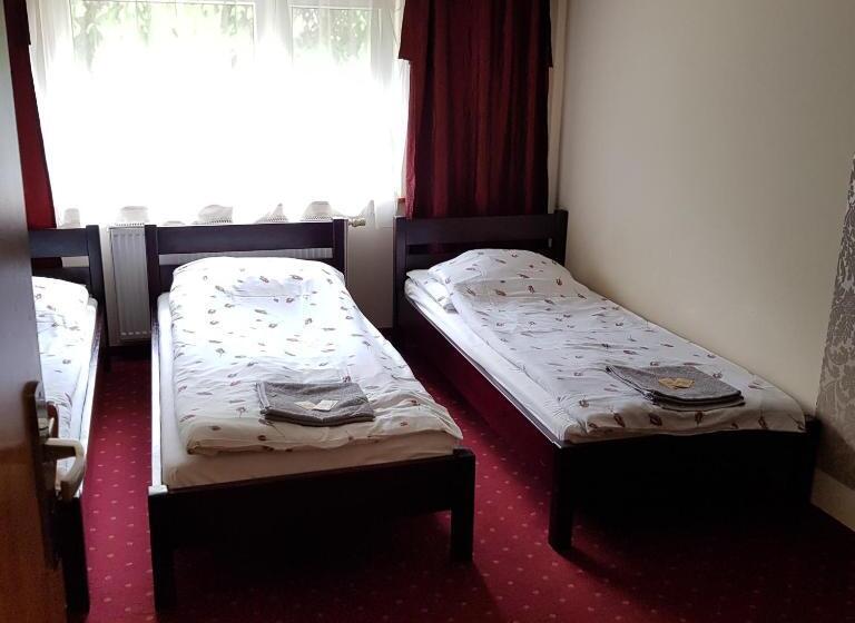 חדר סטנדרט לשלושה, Kamionki