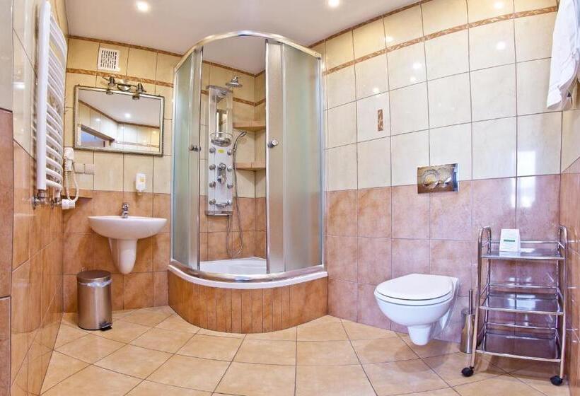 اتاق لوکس سه تخته, Urocza Art Pensjonat