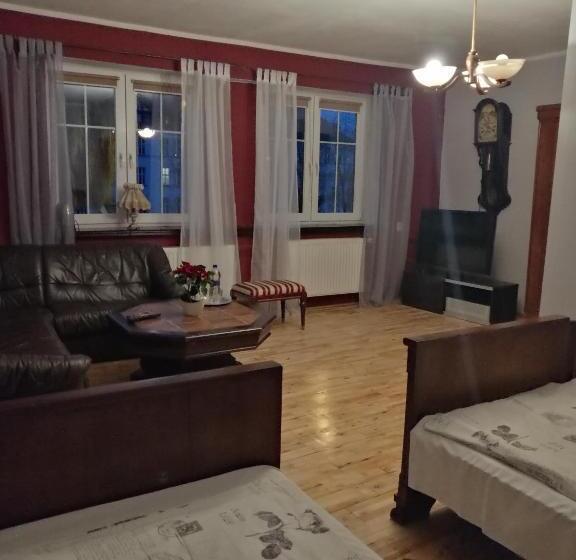 اتاق استاندارد چهار تخته, Zajazd Pod Różą